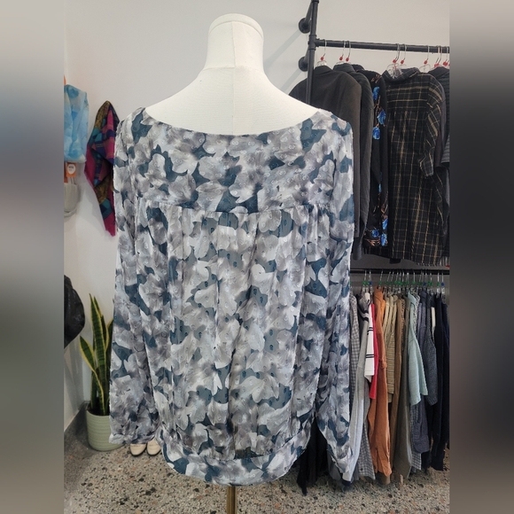 RW&CO Women's Blue and Gray Patterned Top - Picture 2 of 7